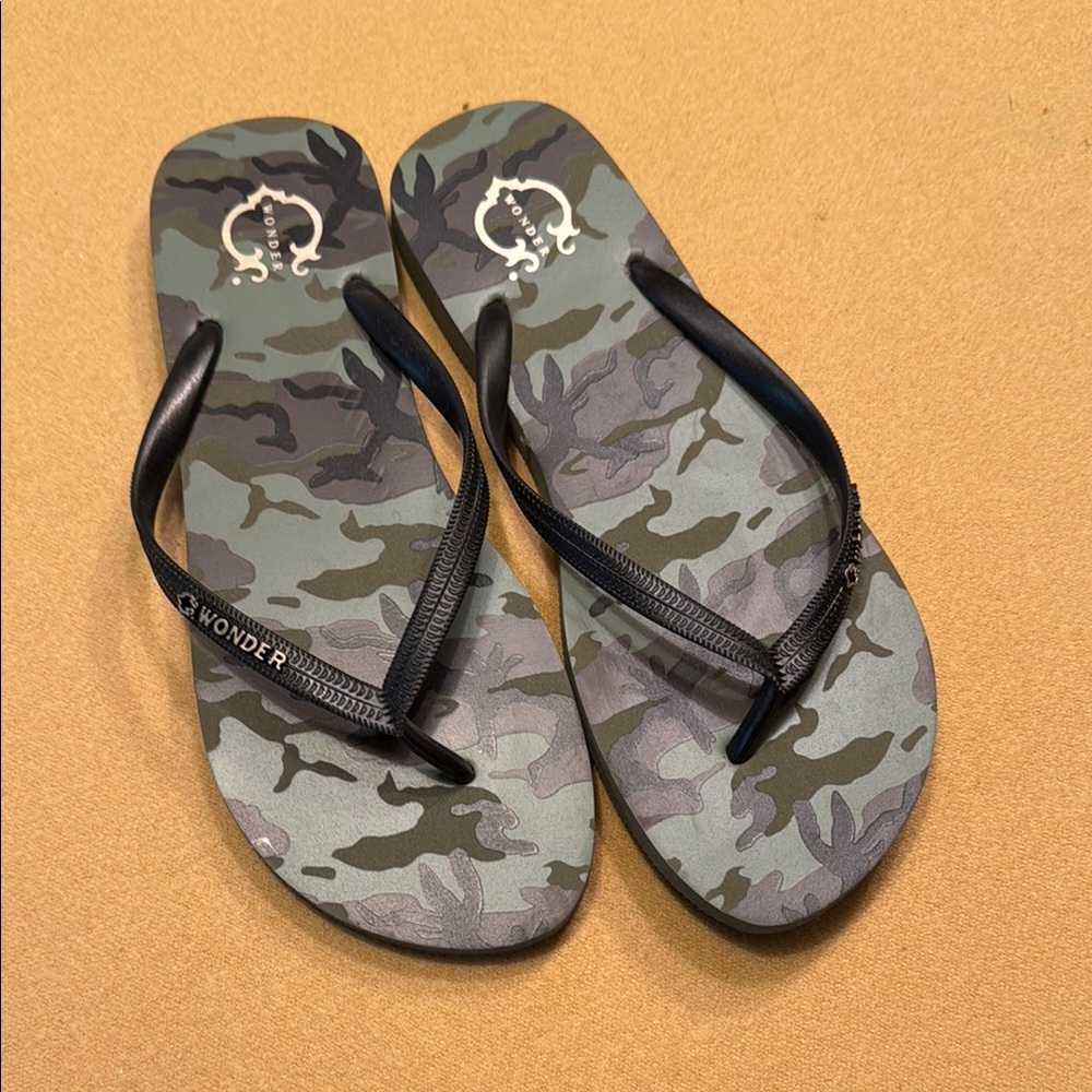 C.Wonder camo Flip Flops with Black Straps